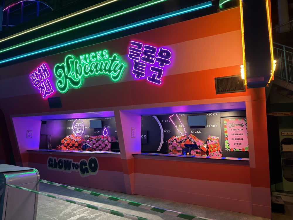 Kicks-kiosker på Gröna Lund med foliering och neonskyltar